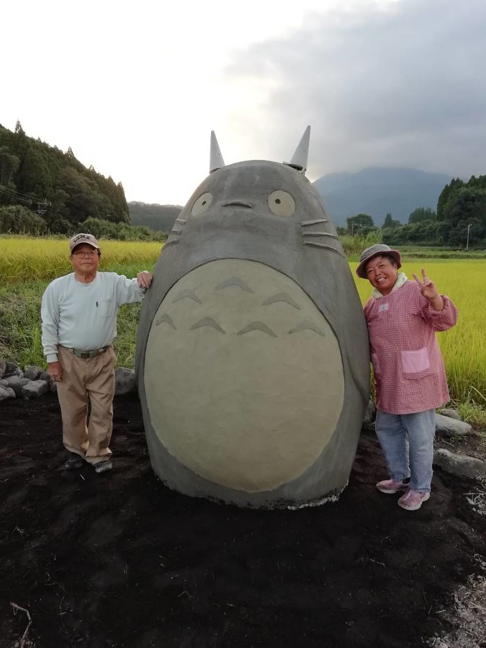 Sedmdesátiletý pár z Japonska postavil úžasnou repliku zastávky s Totorem 7