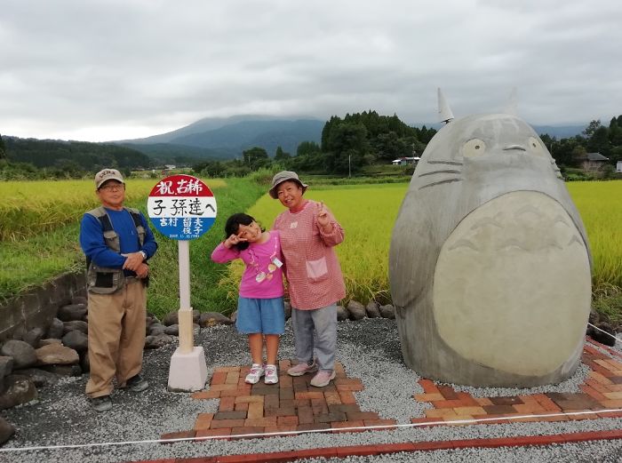 Sedmdesátiletý pár z Japonska postavil úžasnou repliku zastávky s Totorem 8